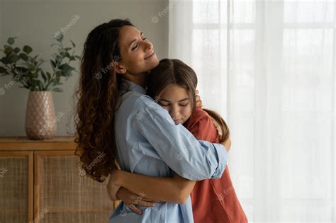 Joven Madre Amorosa Abrazando A Su Hija Adolescente En Casa Mamá