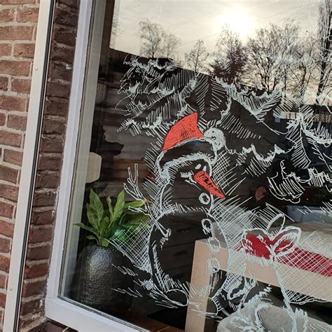 Teken deze winter je gezin gemaakt van sneeuw met deze leuke familie sneeuwpop raamtekening. Super schattige sneeuwman krijtstift raamtekening voor de kerst