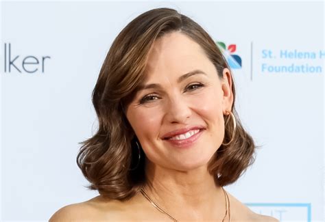 Jennifer Garner Takes A Dip In The Pool In Red Swimsuit Parade