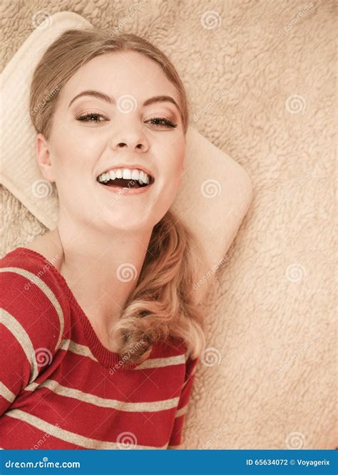 muchacha sonriente feliz de la mujer que se relaja en cama foto de archivo imagen de cara
