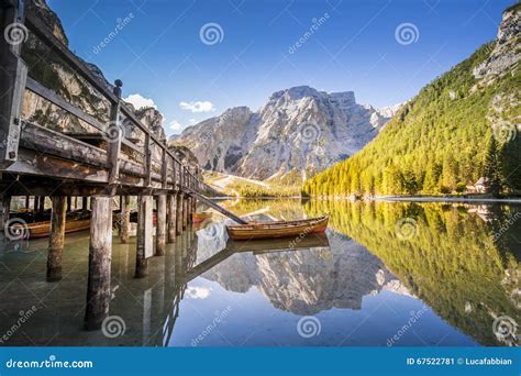 Lac Braies Lago Di Braies Montagnes De Dolomiti Italie Image Stock