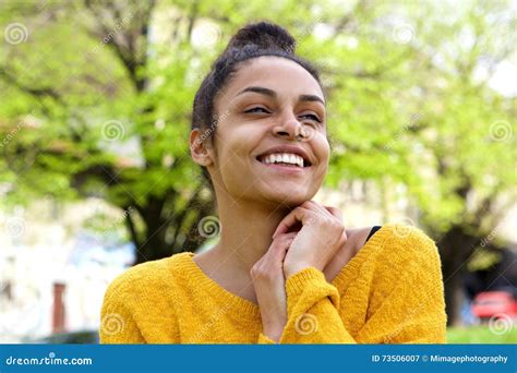 jeune femme africaine mignonne semblant heureuse image stock image du afro regarder 73506007