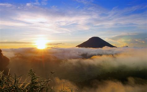 It is bounded by west java (jawa a chain of volcanic mountains runs west to east through the central part of the province and is the principal means of livelihood in central java is agriculture; The Beauty of Sikunir Hill Dieng - Walkinjava