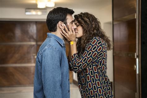 To earn a living he decides to produce drugs recruiting his former colleagues, who despite their skills are living at the margins of society. Smetto Quando Voglio - Ad Honorem, la recensione ...