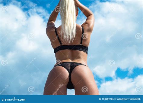 Stor Sexig Flicka Sexig Flicka Med Stort Bröst Snygg Rumpa Beach Klubbar Strålkastare Arkivfoto