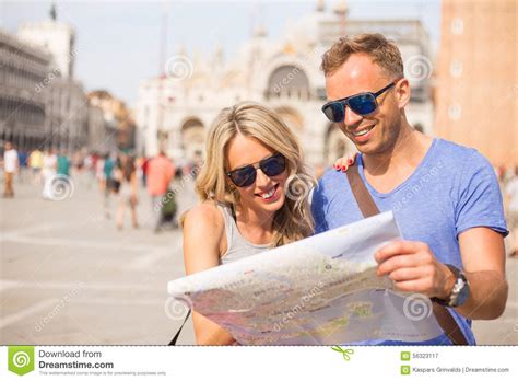 Les Touristes Couplent Regarder La Carte De Ville Image Stock Image