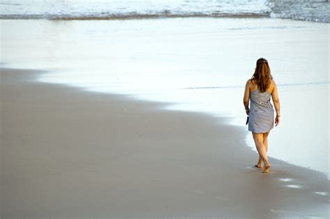 Gambar Pantai Laut Air Pasir Lautan Wanita Sinar Matahari Pagi Gelombang Sendirian