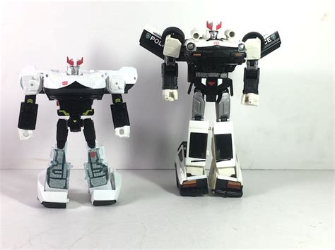 Siege Deluxe Wave 2 Prowl In Hand Images Transformers News TFW2005
