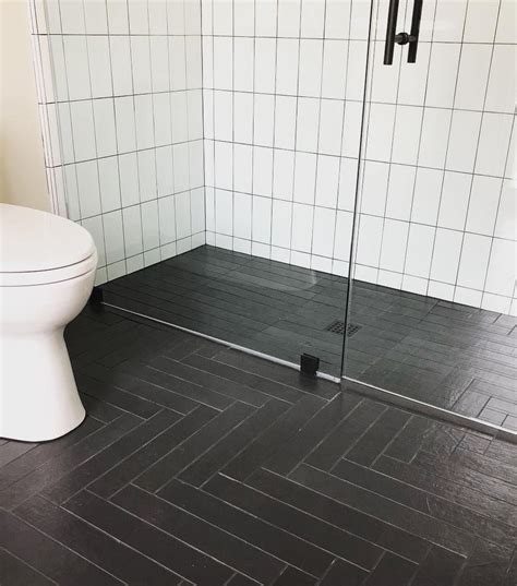 Bathrooms With Black Herringbone Floor Tiles Via Kishagiannidesigns Black And White Bathrooms