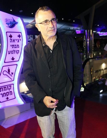 בארץ אני אוהב את משה איבגי הגדול וכמובן את עמוס. ליאת בלו והחבר נדב פתאל צמודים