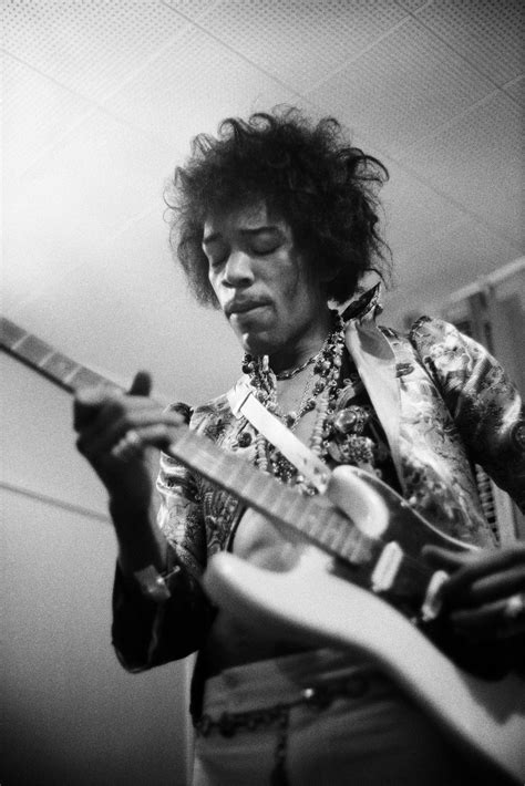 See Vintage Jimi Hendrix Photos By Ed Caraeff Time Voodoo Style 60s Jimi Hendrix Guitar