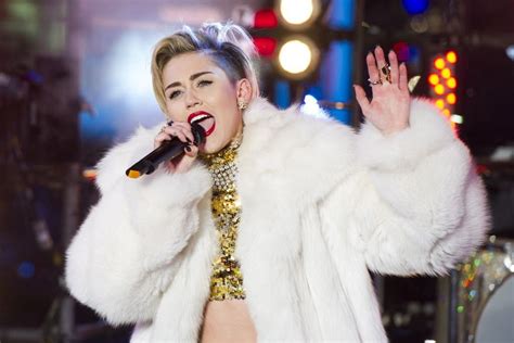 Miley Cyrus Performs In Her Underwear Kate Upton To Sue Over Fake Nude