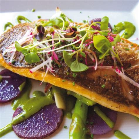 L'erba di san pietro è anche impiegata come cura naturale. San Pietro con salsa di soia e limone, con asparagi e ...