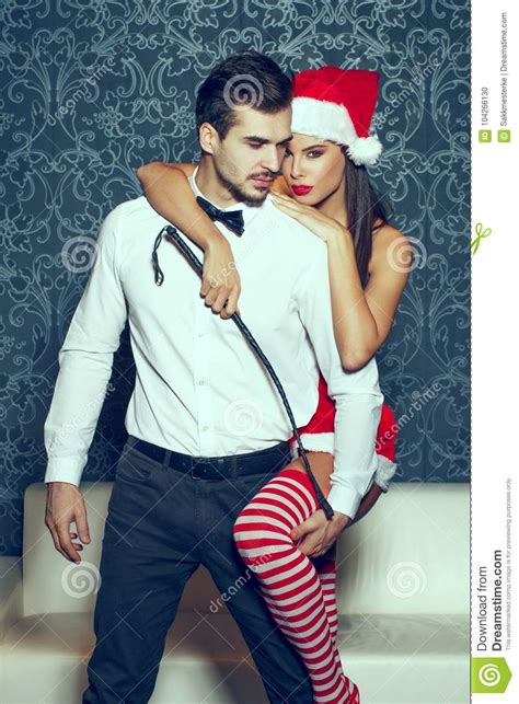 Sexy Paare Die Mit Peitsche Am Weihnachten Bdsm Aufwerfen Stockfoto Bild Von Schön Fetisch