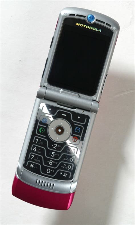 The History Motorola S Original Razr The Phone Of The Millennium