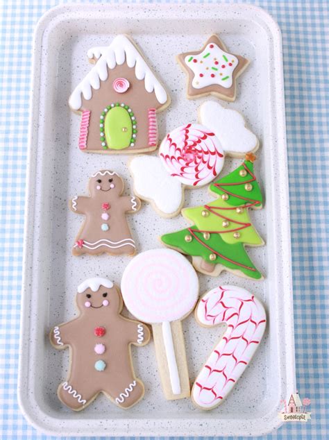 The consistency of the icing is key to decorating cookies successfully. Cookie Decorating Class - Christmas Cookies