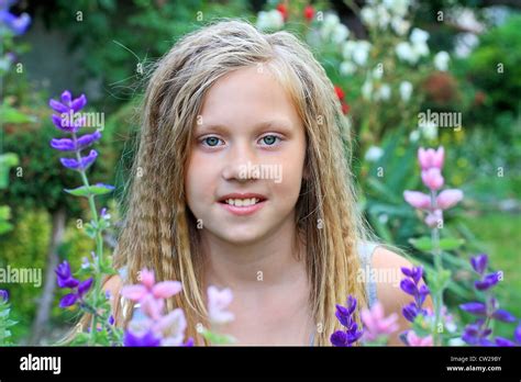 Ein 12 Jahre Altes Mädchen Unter Blühenden Salbei Im Garten Stockfoto