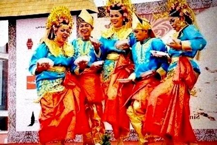 Misalnya saja tari piring dari sumatera barat yang properti utamanya adalah piring, atau tari payung yang menggunakan payung sebagai alat perlengkapan inti. Tari tarian dari Kalimantan Barat | guruKATRO