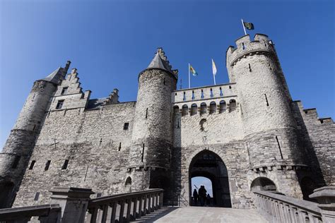 Twee foto's van het steen, rechts de situatie na de rechttrekking van de schelde, links de oorspronkelijke. File:Castle "Het Steen", Antwerp (34728346392).jpg - Wikimedia Commons