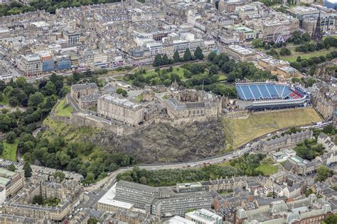 Das weltkulturerbe hat mit den kronjuwelen, der jahrhundertelangen geschichte und der. Plik:Scotland-2016-Aerial-Edinburgh Castle.jpg - Wikipedia ...