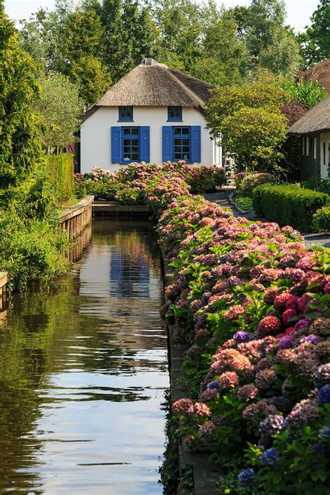Check Out Giethoorn Holland The Village With No Roads And Fairy Tale