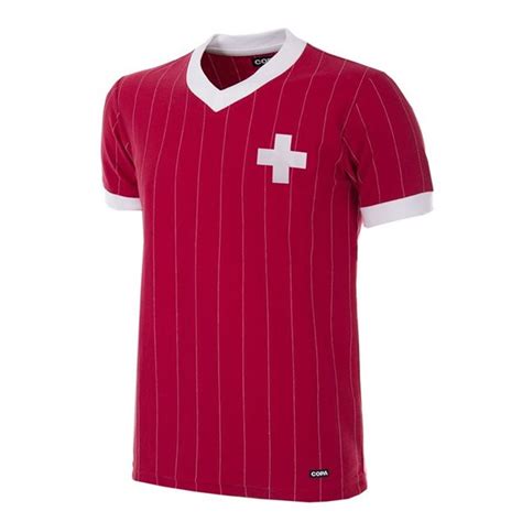 Zum vervollständigen des fußballkults haben wir die passenden fanartikel und accessoires zu ihrer lieblingsmannschaft, die von pins bis hin zur bettwäsche alles bieten was das herz des fußballfreunds höher. COPA - Schweiz Retro Fussball Trikot 1982 - Spezialist in ...