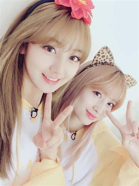 Eyes wide open photocard #2. These days Momo and Jihyo have been looking like twins ...