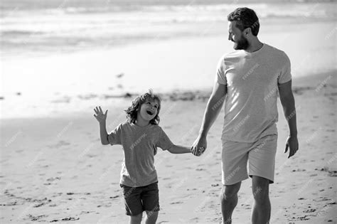Concepto De Familia Feliz Padre E Hijo Caminando En La Playa De Verano