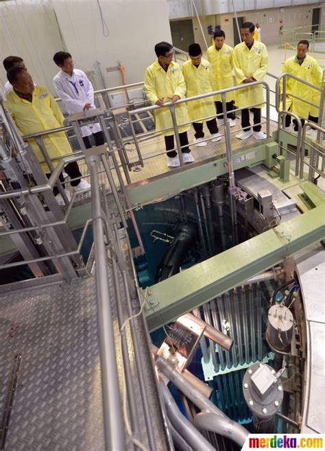 Reaktor nuklir serpong memiliki fasilitas utama yaitu reaktor serba guna ga. Foto : Gaya Jokowi blusukan ke ruang kendali reaktor ...