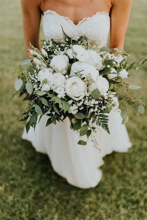 20 gorgeous and trendy greenery wedding bouquets