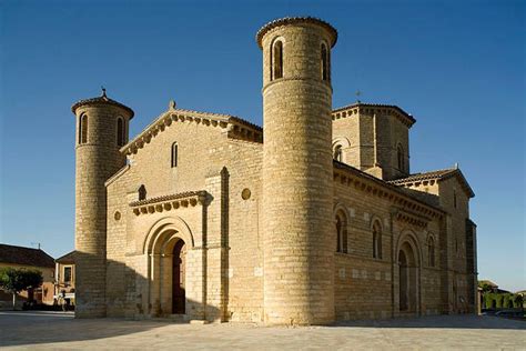 Fachada Principal De La Iglesia De San Martín De Tours En Fròmisa