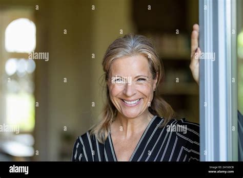 Portrait Von Lächelnden Reife Frau Stehend An Geöffneten Terrasse Tür