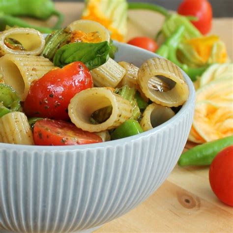 Togliete ai fiori di zucca il pistillo, lavateli e riempiteli con un pezzetto di mozzarella e uno di acciuga, immergeteli in una ciotola larga in cui si sarà preparata una pastella elastica (farina, acqua,sale e lievito di birra), con un cucchiaio sollevateli delicatamente e friggeteli in olio bollente. Tantissime ricette con fiori di zucca, dagli antipasti ...