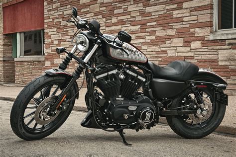The iron 883 is the motorbike that sits on the bottom of 2013 harley davidson sportster iron 883 dark custom image 12. harley davidson sportster 883 iron dark custom | Fotos de ...