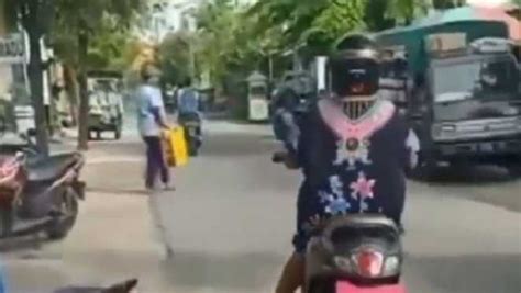 Heboh Emak Emak Tutupi Pelat Motor Pakai Celana Dalam Kini Jadi Duta Etle