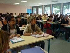 Durant la formation secrétaire médicale à distance, l'étudiante apprend les techniques basiques d'accueil et de secrétariat, complétées par une formation spécialisée en terminologie médicale et gestion de dossiers spécifiques. La formation de secrétaire médicale