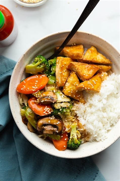Cubre con un papel de aluminio el fondo de una sartén. Teriyaki de verduras con tofu | HazteVeg.com