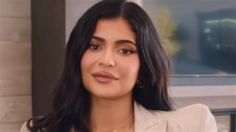 Kylie Jenners Walnut Scrub From Her Skincare Line Got A Bit Of Shade