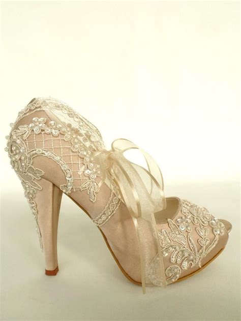 Brautkleid das perfekte schnitt für deine figur. Spitze Hochzeitsschuhe, Champagner Brautschuhe (mit ...