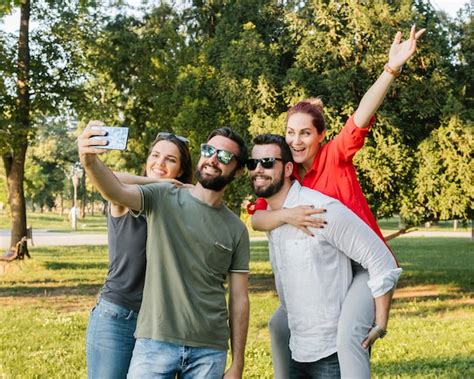 Groupe De Joyeux Amis Adultes Prenant Selfie Ensemble Photo Gratuite