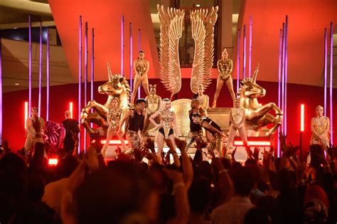 Nicki Minajs 2018 Mtv Vmas Performance Pictures Popsugar Celebrity Photo 9