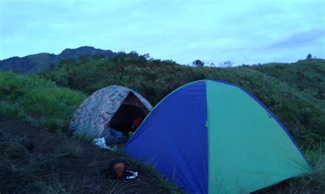 Prasasti anjuk ladang bersama seorang model. Mendaki Gunung Sigandul Via Dadapan Wonoboyo Temanggung ...