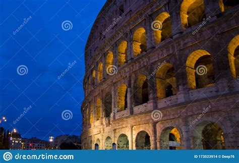 Coliseo Nocturno En Roma Italia Europa Imagen De Archivo Editorial