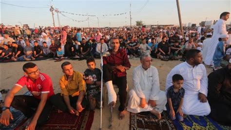 مواطنو غزة يؤدون صلاة العيد على مقربة من السياج الحدودي موقع الحدث الآن