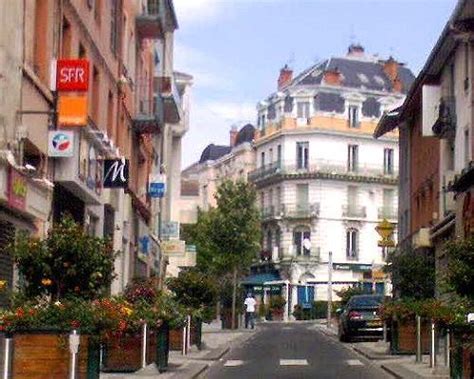 Oyonnax lies in a valley of the jura mountains in the far north of ain. Oyonnax