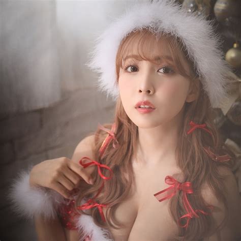 Thiên thần JAV Yua Mikami hóa thân thành bà già Noel xinh đẹp