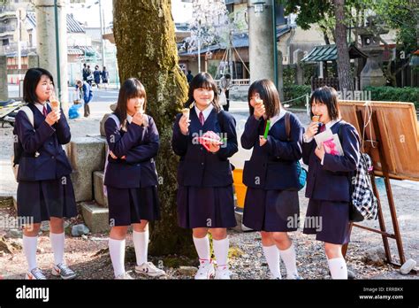 Fünf Japanische Schulkinder Mädchen 14 15 Jahre Alt Stehen In Einer