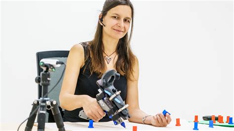Podej Vrtačku Ukliď Nářadí Čeští Vědci Učí Robota Pomáhat člověku Při