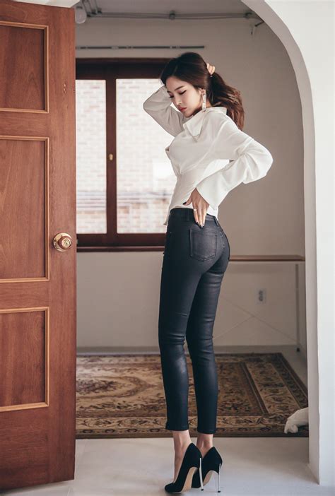 jung yun 정윤 asian woman asian girl delicate features asian celebrities denim pant jeans