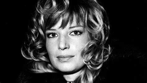 Vittoria (monica vitti) breaks off an affair with a writer, riccardo (francisco rabal), and begins a summer romance with an energetic young stockbroker, piero (alain delon). Monica Vitti is hospitalized in a Swiss clinic. The ...
